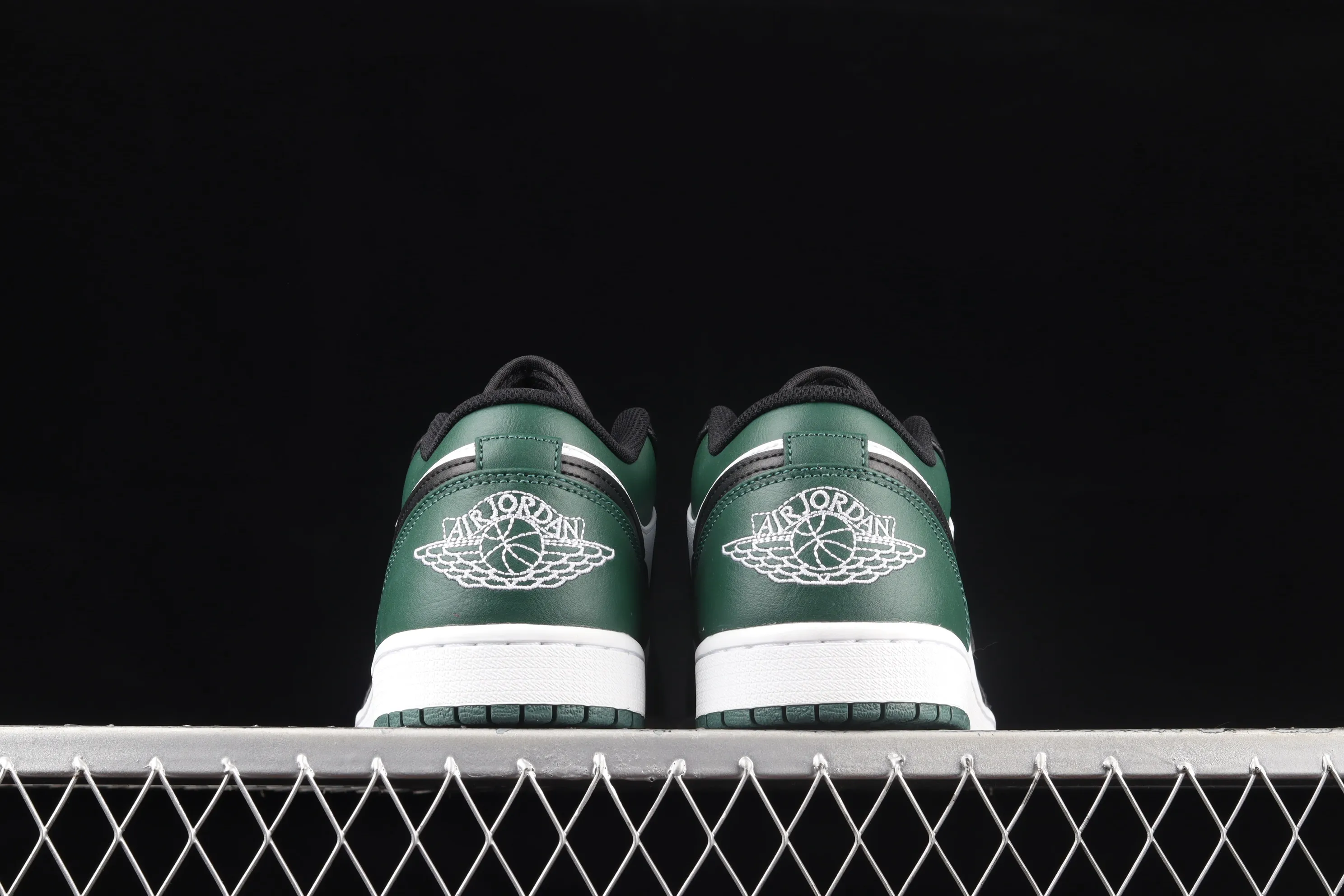 All categories Air Jordan Jordan series basketball shoes Air Jordan 1 Low G version pure original Air Jordan 1 Low AJ1 Joe 1 black and white green low-top cultural basketball shoes 553558-371